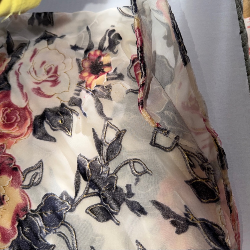 sheer floral shawl with cutout sleeves with a burnout velvet-style texture OS - Picture 5 of 7
